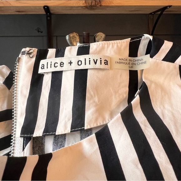 Alice + Olivia Bernice Variegated Stripe Top size small - Picture 9 of 9